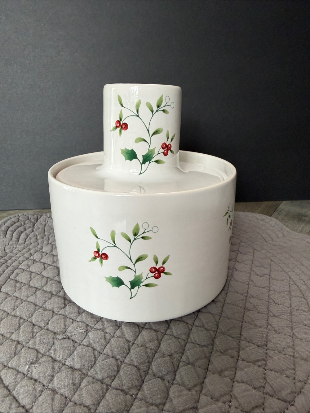 RARE Pfaltzgraff Winterberry Crock with Lid.
